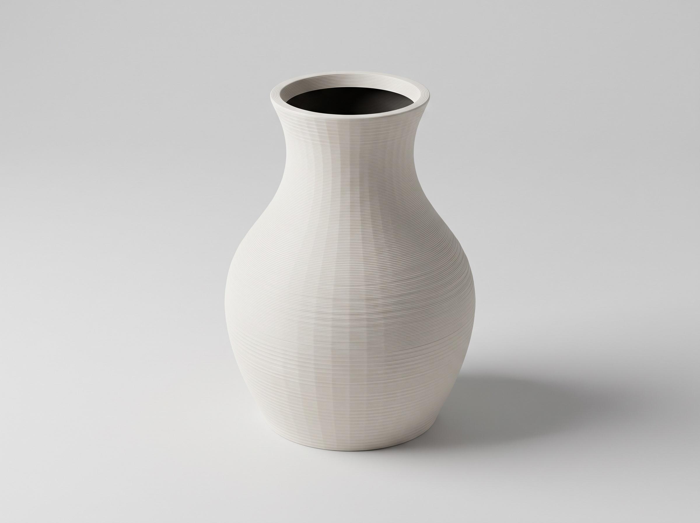 Vaso branco impresso em 3D sobre fundo claro, com as linhas de camada visíveis na superfície.